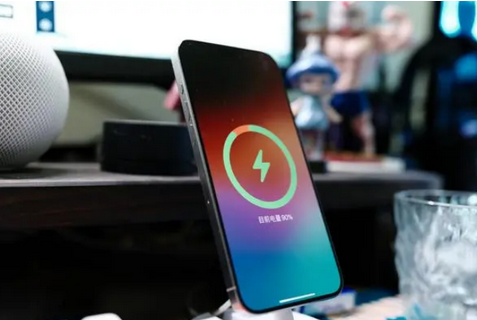 凯里苹果15换屏服务分享用什么充电器给iPhone15充电更好 